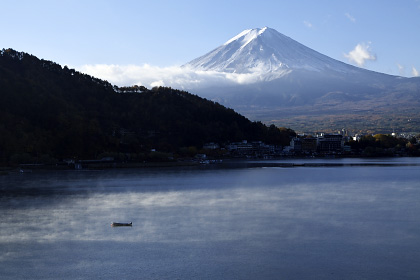 河口湖から見る初冬の富士山