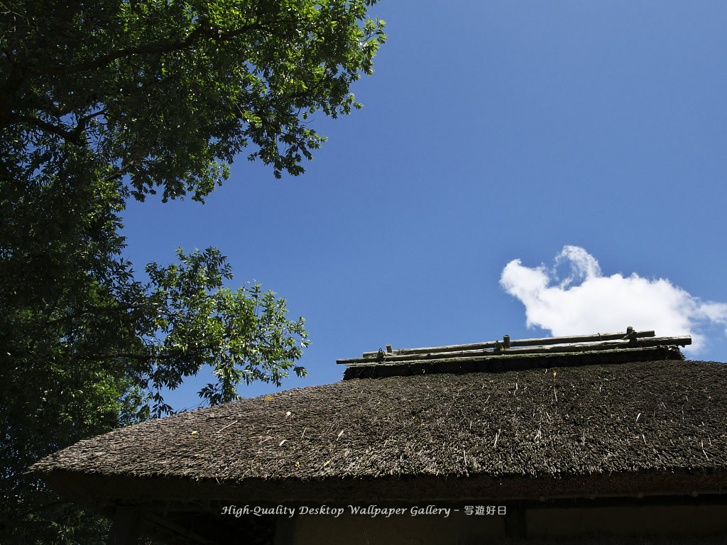 「夏空の茅葺屋根」の壁紙／Wallpaper of Thatched Roof of the Water Wheel in Shinshu (1024×768)