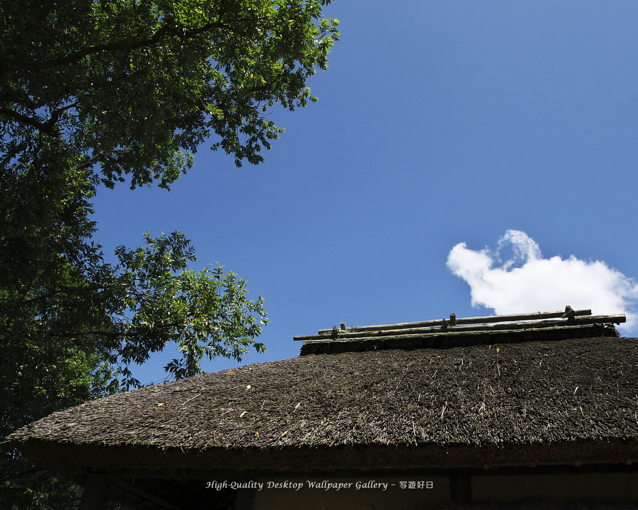 「夏空の茅葺屋根」の壁紙／Wallpaper of Thatched Roof of the Water Wheel in Shinshu (1280×1024)
