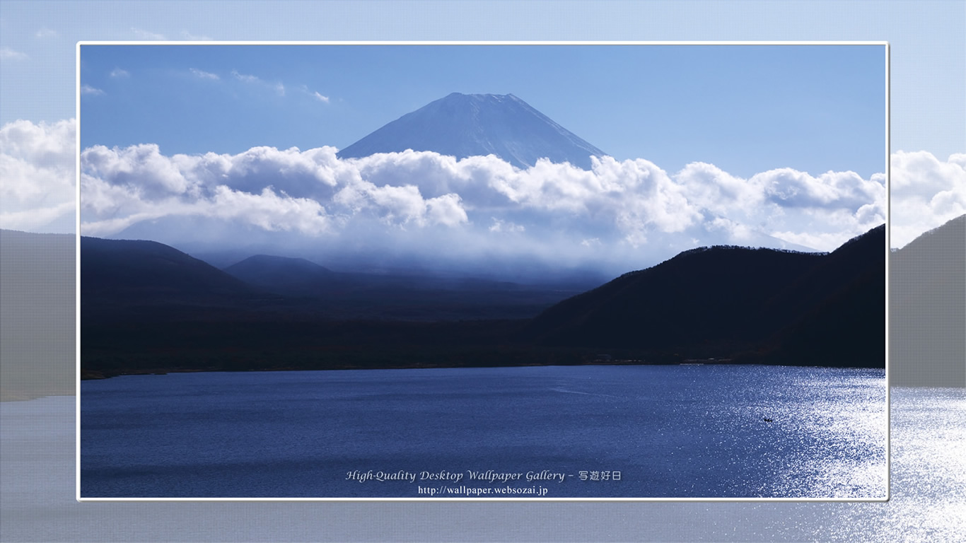 富士山の壁紙／Wallpaper of雲に浮かぶ富士山 in Fuji Lake Districti (1366×768)